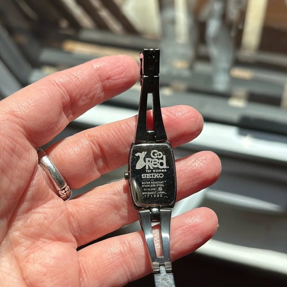 Seiko Solar Women’s Go Red Petite Dress Heart watch - worn once! - Picture 6 of 6